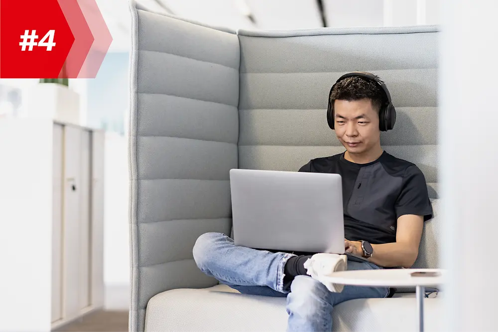Henkel çalışanı Hao, Mobil Uygulama Fabrikası Başkanı, kulaklıkları ve dizüstü bilgisayarıyla