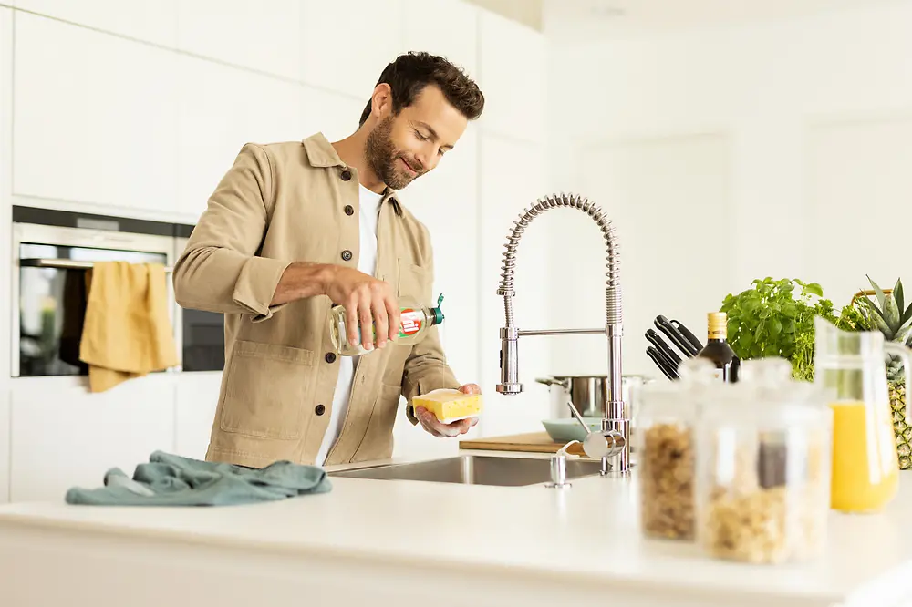 Mutfakta bulaşık yıkayan bir adam