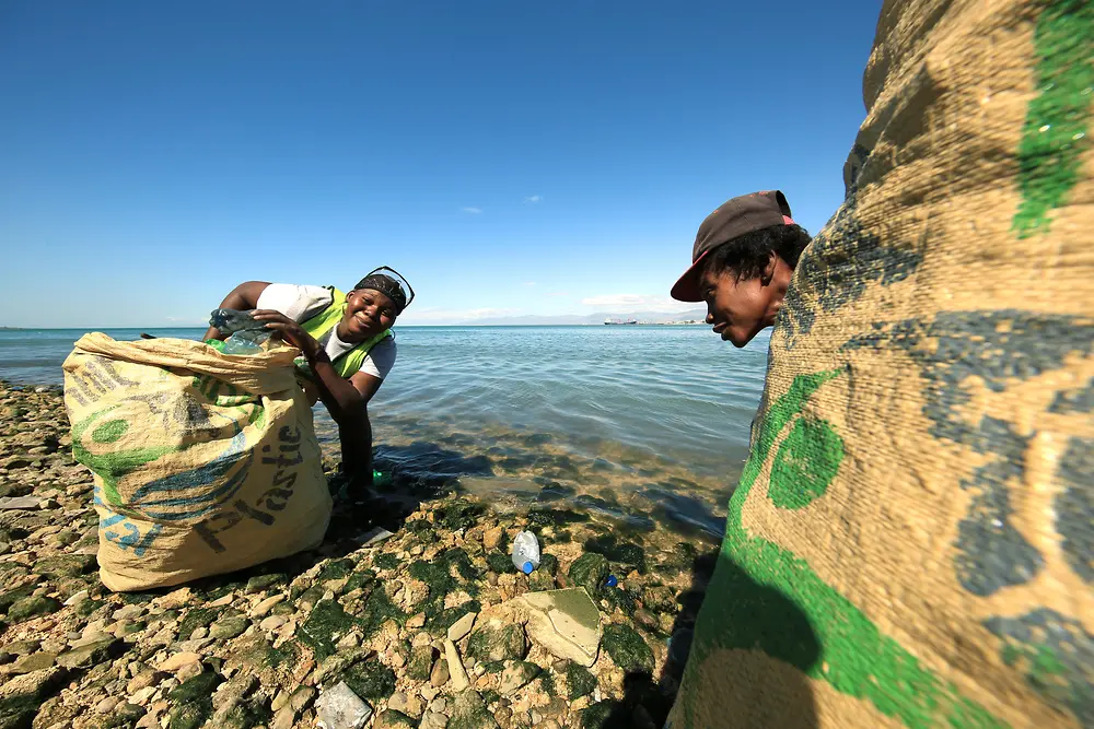 Plastic Bank Projesi: Bir plajda plastik toplayan 2 kişi