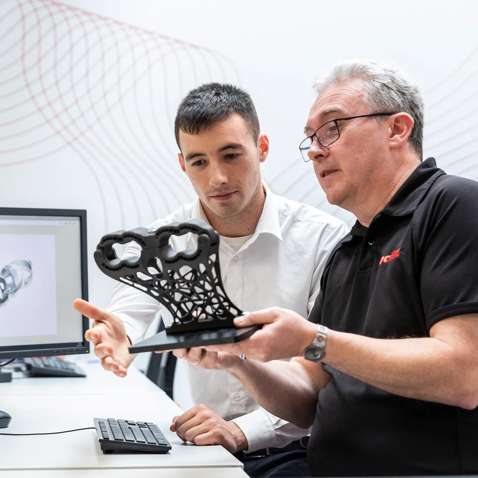 Henkel mühendisleri, otomotiv ve endüstri sektörlerindeki müşterilerle birlikte çalışarak 3D yazıcı üretimi parçaları optimize etmektedir.