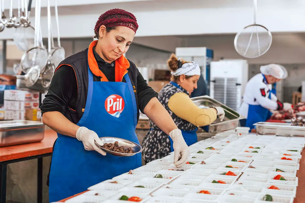 Pril, Ramazan’da 30 gün boyunca iftar ve sahur için toplam 33.000 öğün ikramıyla deprem bölgesindeki vatandaşlarla bir araya geliyor.