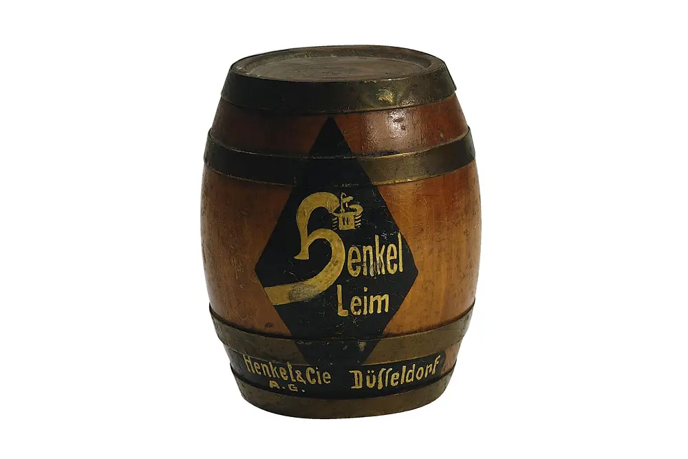 1925 yılına ait baskılı bir Henkel yapıştırıcı varilinin minyatür replikası.