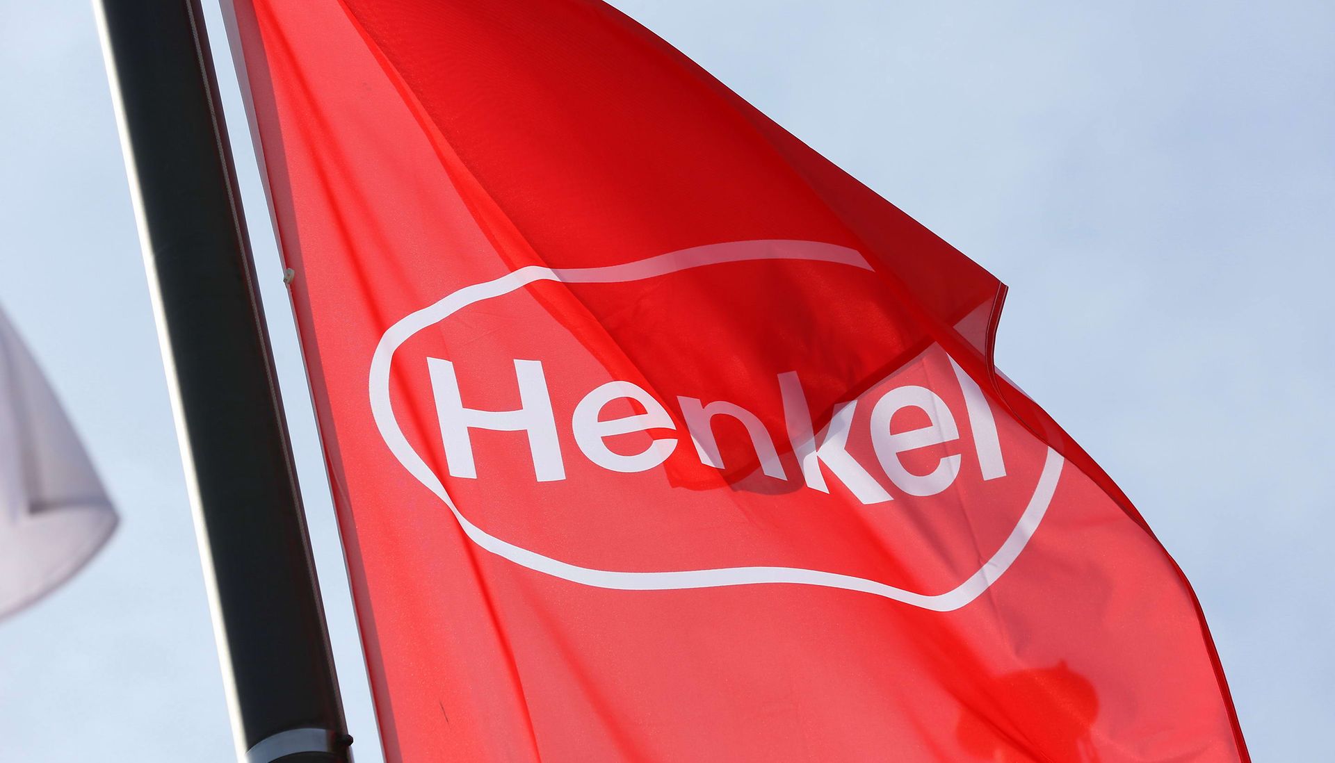Henkel logolu kırmızı bayrak